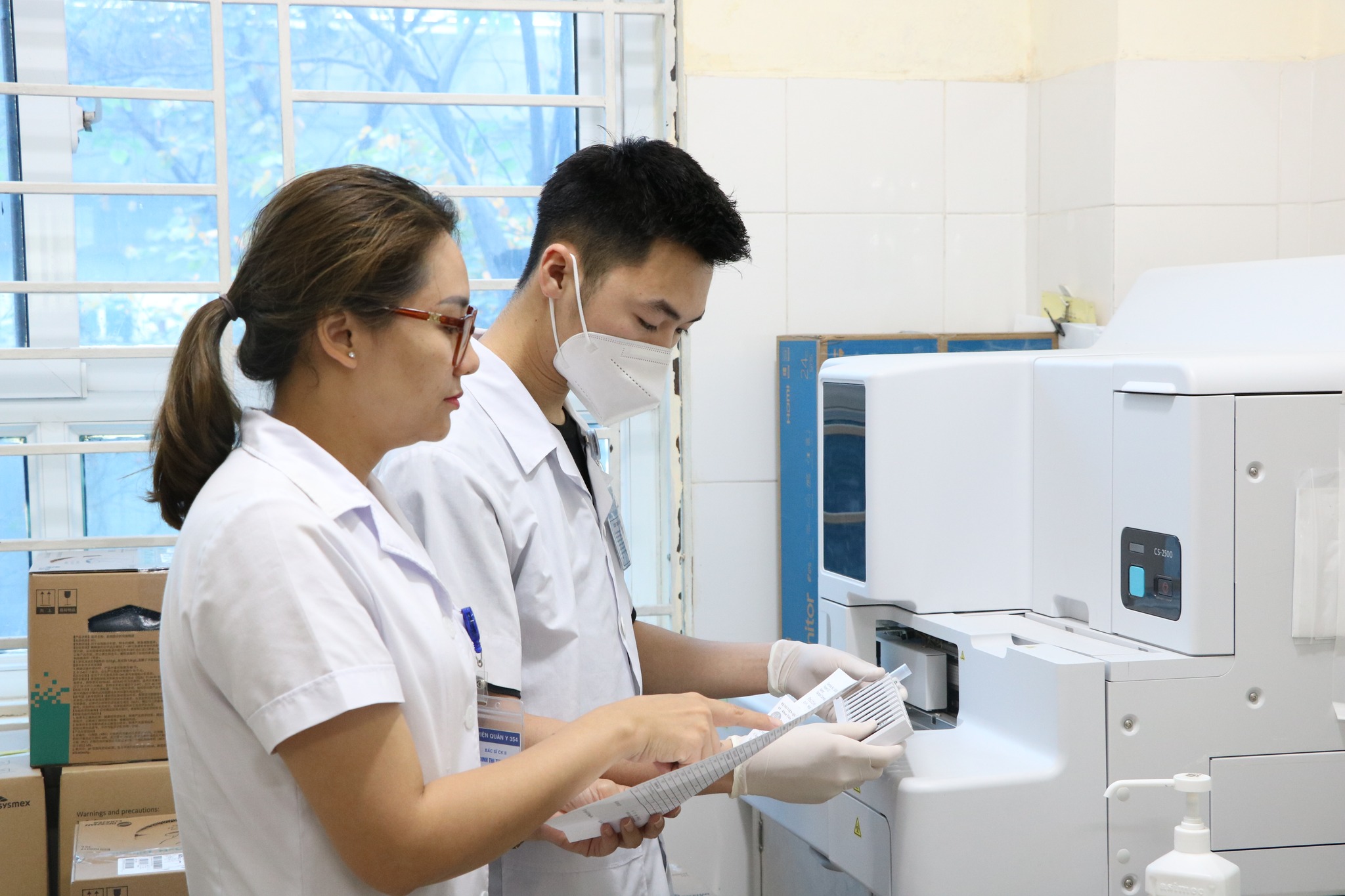Kỹ thuật viên vận hành thiết bị xét nghiệm