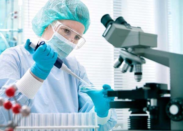 Phân tích mẫu trong phòng xét nghiệm