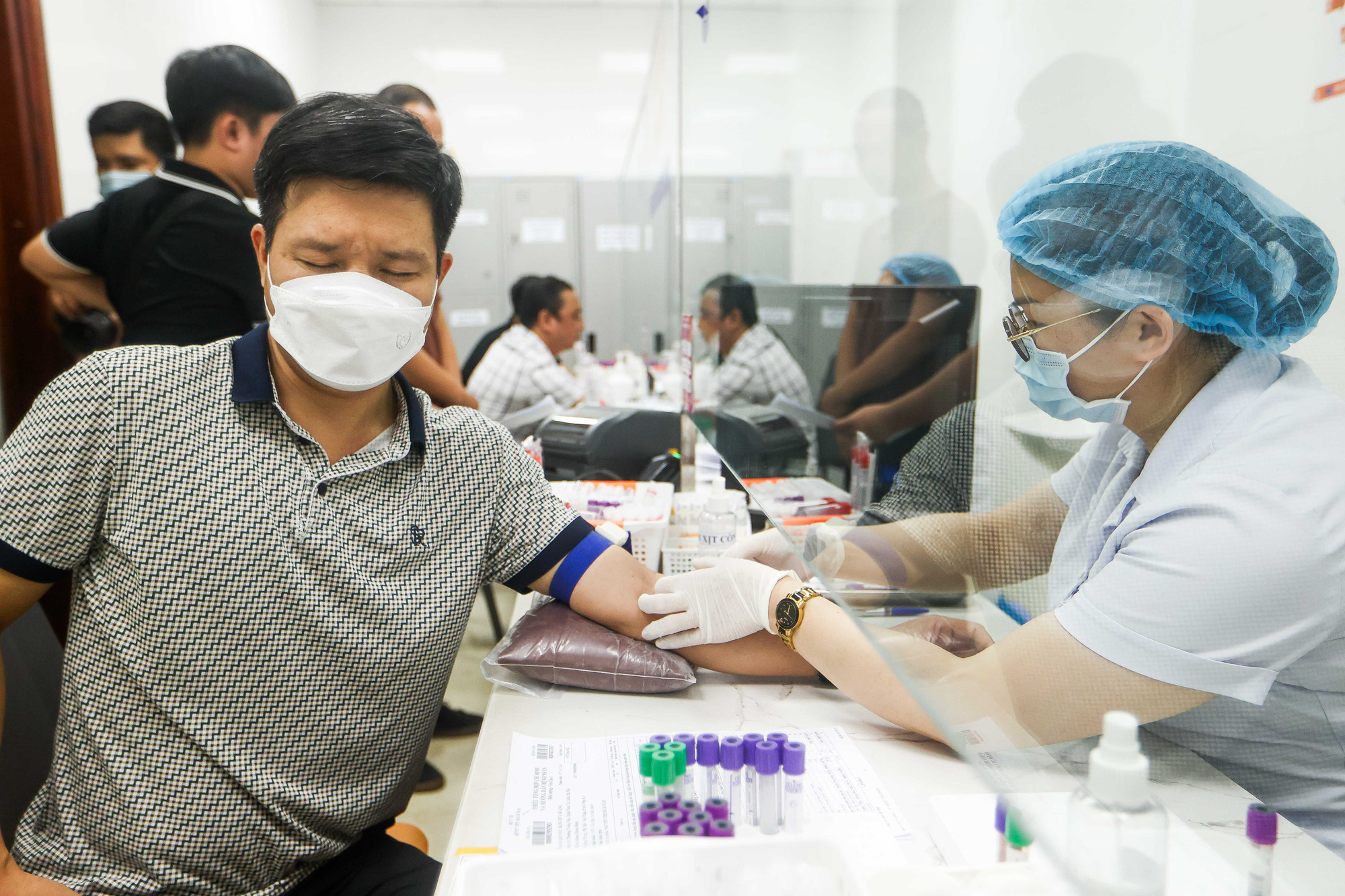 Nhân viên y tế lấy mẫu máu